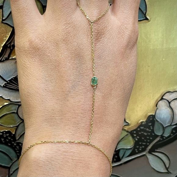 Emerald Hand Chain in solid 14k Yellow Gold 5x4 mm - Picture 2 of 5